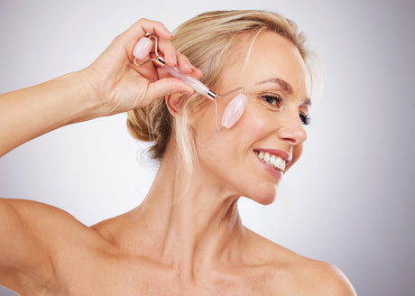 Mulher hidratando a pele.